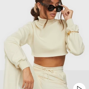 Croppad polo - Superskön och supersnygg! Använt en del förut men kommer inte tillanvändning längre, är dock som ny! Köpt på Nelly för 299kr. Köparen står för frakt🤗