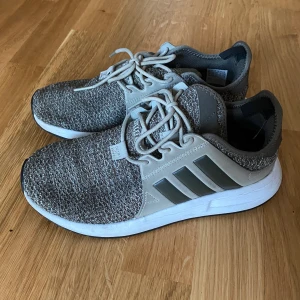 Adidas 37,5 - Använda några gånger, fortfarande fint skick. mottagare betalar eventuell frakt!  Säljer mer skor/träningkläder, köp fler så kan vi diskutera priset!