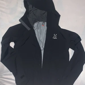 Haglöfs jacka  - Hej! Säljer min haglöfs jacka som är i storlek S (women) haft den i snart 7 månader men har knappt använt. Säljer den pågrud utav att den inte passar, skulle absolut använt den annars. Den ser helt ny ut och har inga skador. Pris diskuteras privat 😊