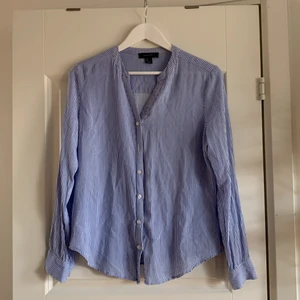 Randig skjorta - Randig slim-fit skjorta i 100% viskos. Superfin, men står att det är i storlek 42 men skulle säga att den är liten i storleken och sitter som en S.