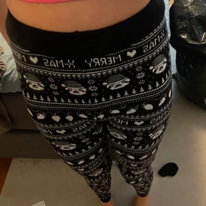 julpysmas byxor  - ett par pyjamas byxor med jul motiv, storlek L