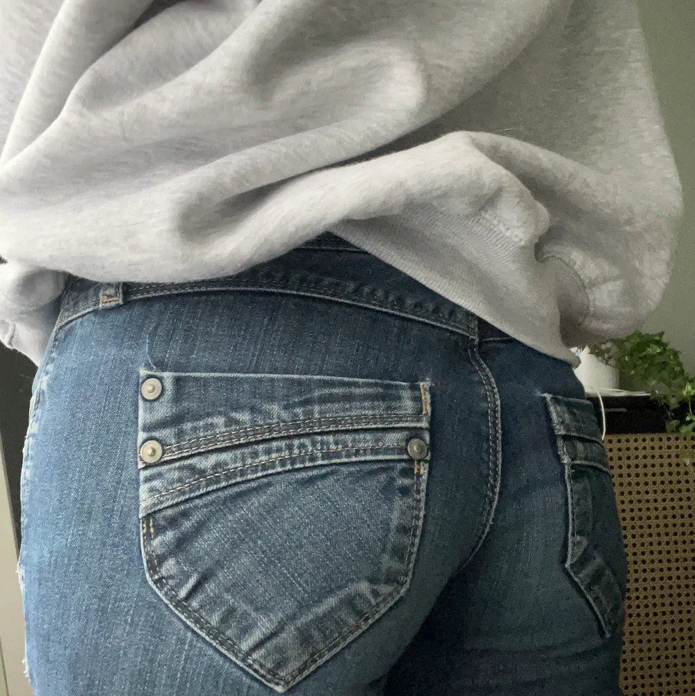 Svinsnygga lågmidjade jeans från Only. . Jeans & Byxor.