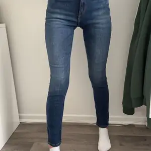 Lee jeans storlek 24/31. Aldrig använda med etikett kvar. Köpta på Nelly för 1000 kr. Säljs för 500, frakt tillkommer. 