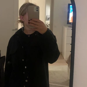svart kappa från Gina tricot - säljer min super fina kappa från Gina tricot som nu är slutsåld, köpte den för 500kr och inte använt super många gånger. 