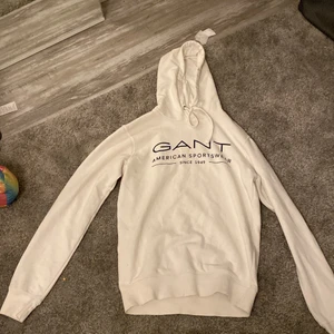 Gant hoodie  - Gant hoodie st S, sitter ganska tajt på mig iaf, lite små fläckar som knappt syns, tvättas innan de skickas, vill ha pengarna innan de fraktas.