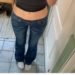 Lågmidjade jeans - Säljer dessa jättesnygga lågmidjade jeansen som jag nyligen köpt här på Plick då dom tyvärr var lite stora på mig (2 första bilderna är från förra ägaren). De är från märket ”7 for all mankind”. Skriv om ni vill ha fler bilder, köparen står för frakt❤️❤️