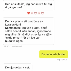 . - Så onödigt och elakt att skicka in sånna här recensioner. I andra bilden förklarar jag vad som hände. Tro inte på allt ni läser, jag skulle aldrig sälja en produkt till någon annan om hon hade vunnit budgivningen. 