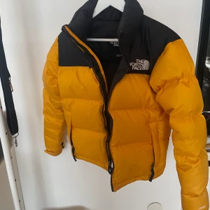 The north Face jacka - Säljer min the north face jacka i stlk xs. Fint skick! Skriv för fler bilder. ❣️