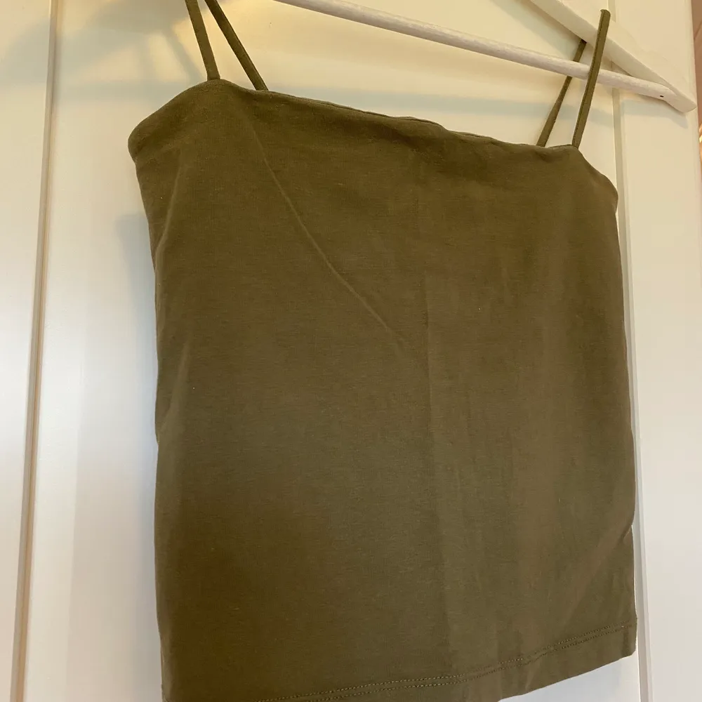 Ett mörkgrönt och ett Neongrönt/gult linne. Storlek S. Mörkgröna linnet är i fint skick, de neongröna är lite mer använt (använtskick). 15kr för båda. Går bra att använda ”köp nu” annars skriv ett meddelande!💞. Toppar.