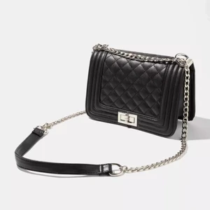 Montini väska  - säljer denna fina väska från montini! Används inte pga får användning av andra väskor mer. 