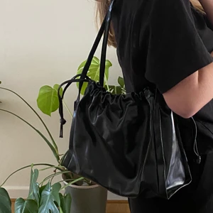 Handväska  - Väska som passar perfekt till skola/jobb! kan justeras större genom att dra ut banden så det blir som bild 3. Får plats med massa saker 🖤🖤