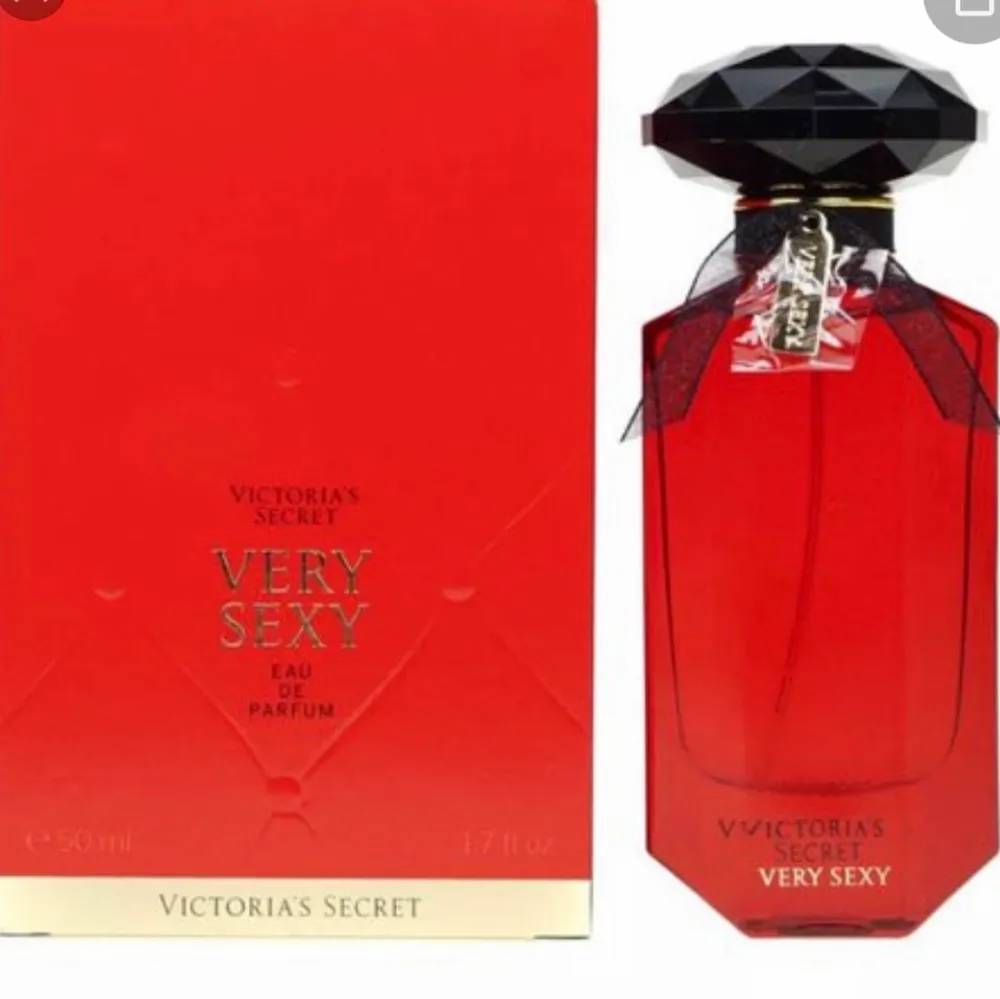 En helt oanvänd parfym  från Victoria Secret, Very sexy 50ml. Nypris på 800kr. Aldrig använd. Har endast tagit bort plastet utanför!!. Accessoarer.