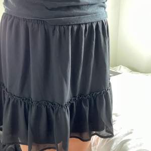 Säljer min fina kjol med volang från new yorker, storlek M.  Passar till det mesta!😍  Kan mötas upp i Danderyd/Norrtälje eller så betalar köparen spårbar frakt för 57kr 🥳🥳  obs använder inte ”köp nu”