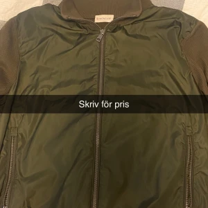 Moncler cardigan - Helt nybeställd från highendmarkets, strl M, skick 10/10, pris diskuteras gärna 