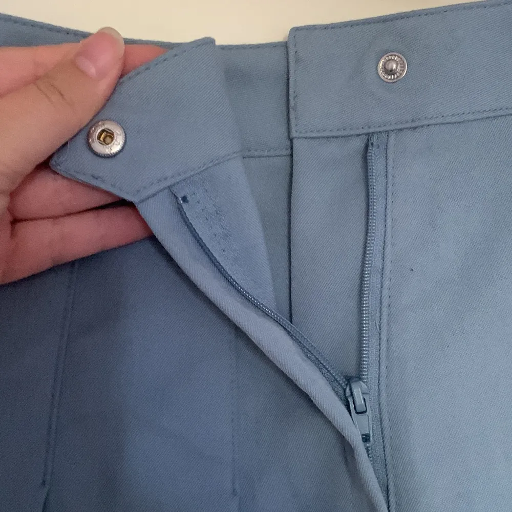 Ljusblå plisserad kjol storlek 40 - Väger 240g - H&M DIVIDED. Kjolar.
