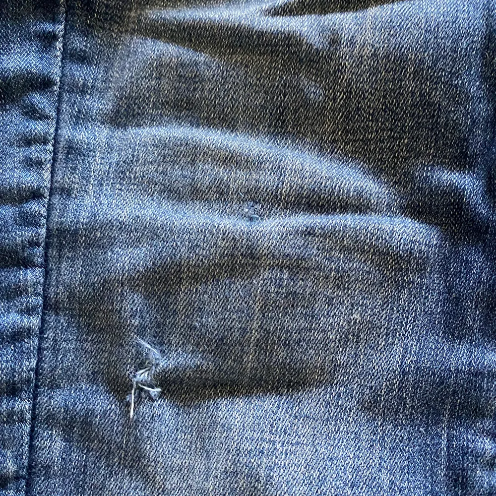 Jeans från G-star i fint skick förutom en liten skada på ena knät men syns knappt Storlek 26/30. Jeans & Byxor.