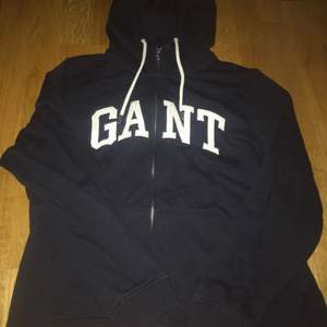 Gant zip hoodie Skick: 9/10 Strl: L men har krympt i tvätten så sitter som M