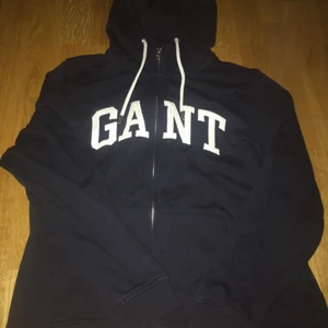 Gant tröja - Gant zip hoodie Skick: 9/10 Strl: L men har krympt i tvätten så sitter som M