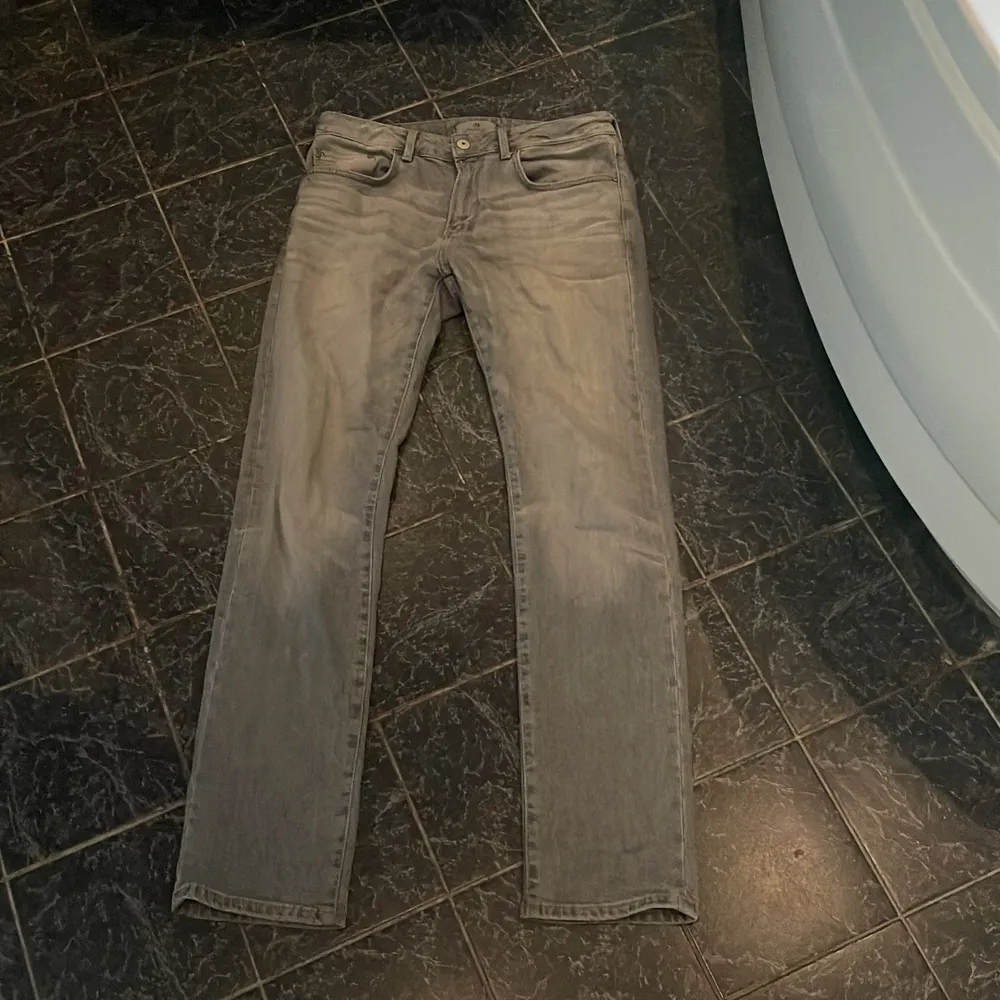 Ljud grå jeans från märket hollywood Z  i storlek 31/32 knapp använda nypris 600. Jeans & Byxor.