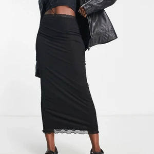 Topshop Midkjol  - Säljer denna helt slutsålda kjol pga för kort på mig! Den är urläcker och lågmidjad långkjol med spetsdetalj vid midjan. Helt oanvänd och i förpackning. Storlek 38, passar en S-L. Ordinarie pris 359kr på asos. 