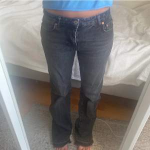 Super snygga svara/mörk gråa jeans från zara!😍bra skick!! 💓🤩 Hör av dig vid frågor eller intresse 💝 