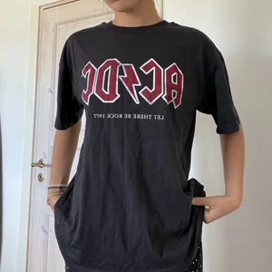 ACDC t-shirt - ADCD t-shirt! Aldrig använd och passar xs-L! Alltså mycket stor i storleken. 🙌🏼 