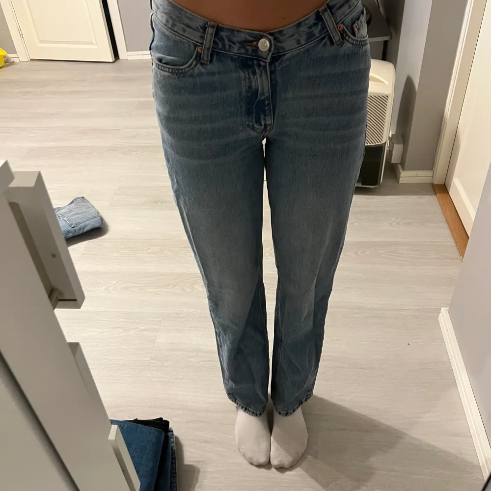 Säljer snygga low waisted jeans från Gina Tricot. Använda 2 gånger. Sitter bra på mig som är 172💞 kan frakta om de önskas📦✉️ . Jeans & Byxor.