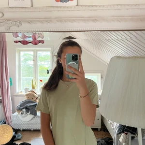 T-shirt  - Grön tröja från COS, endast använd någon gång, men den kommer inte till användning. Den är gjord i bomull och är i ett lite tjockare material än vanliga t-shirts💕