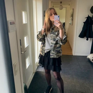 svart Volangkjol  - säljer nu min fina fina Volangkjol som är i bra skick!! den var väldigt trendig förra året & en del nu också! ❤️❤️ storlek xs men passar säkert upp till en m då den är väldigt stretchig!! 