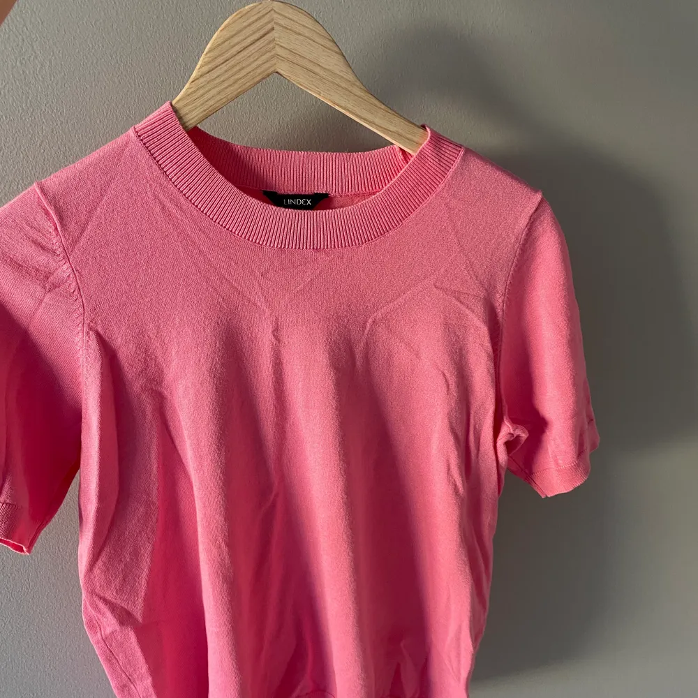 Jättesnygg rosa stickad tröja från Lindex, knappt använd. Sitter sjukt snyggt och är världens skönaste. Inga fläckar eller skador❤️❤️. Tröjor & Koftor.
