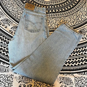 Vintage Levis Jeans orange tag - Snygga Levis jeans med orange tag. Modellen är 550 och storleken är 34/32. De passar mig bra som vanligtvis har 32 i midjan. 