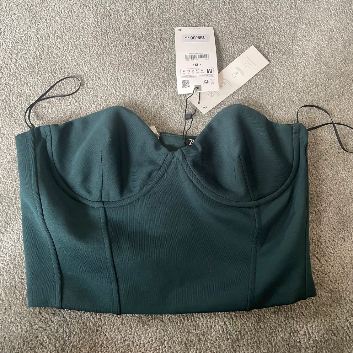 mörkgrön bandeau/korsett-topp från zara sitter jätte snyggt på. Perfekt till fest. Storlek M