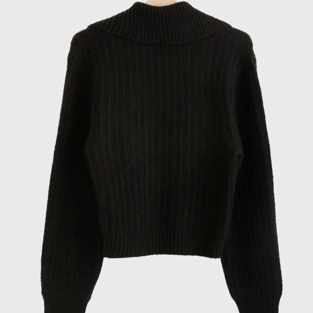 Mjuk och varm stickad tröja med lång ärm, bred krage och knappar framtill. Från Lindex, nypris 499:-. Fint skick! Säljer för 100kr eller bud. Strl S (passar s-m). 💕. Stickat.