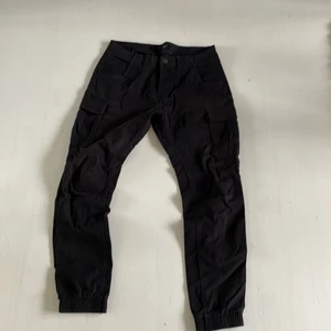 Cargo byxor  - Cargo byxor  Säljer pga passar inte längre  Bra skick  Sitter snyggt och funkar till det mesta 