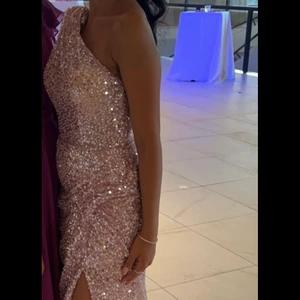 Festklänning  - Festklänning från catwalk i storlek 34 (insydd, kan sprättas upp), kragen kan justeras så som på bild 1 & 2. Pris kan diskuteras 