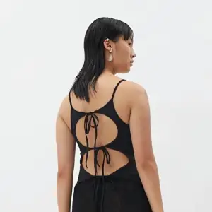 toppen ”sophie open back top” från weekday!! Typ helt slutsåld på hemsidan⚡️ så snygg, storlek L men skulle säga att den är liten i storleken så jag som är S på linnen passar i den!! dm vid frågor ✨❤️ 