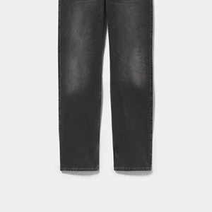 Weekday Low arrow i svart - Hej!!  Jag säljer ett par nya weekday lie arrow byxor i strl 26,30 med etikett på pga att de är för små❣️