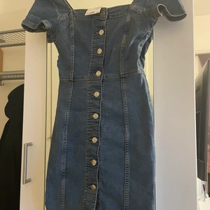 Jeans klänning  - Oanvänd jeansklänning köpt på H&M storlek xs 