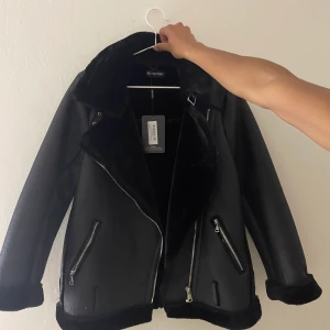 Black ovesized jacket - Black oversized jacket PU Aviator! Aldrig använd pågrund av för stor storlek, Storleken är 34 men funkar lika bra som både S och M (Lite stor i storleken) Nypris: 800.                                  Köparen står för frakten!
