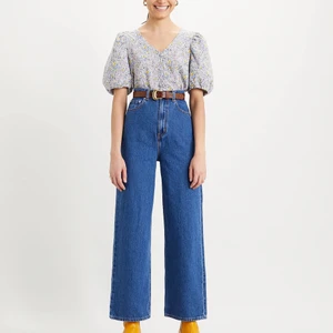 Levi’s Ribcage High Loose - 🤍säljer ett par i princip oanvända Levi’s i modellen ”ribcage high loose” i mörkblått! Köptes för 899kr. Sista bilden visar färgen bäst, hör av dig för fler bilder! Bra längd på mig som är 175cm (midja: 31 längd: 33)🤍