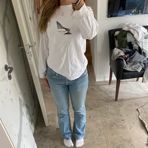 Långärmad tröja - Så fin vit tröja från märket Parlez! väldigt sparsamt använd, så i toppskick! 