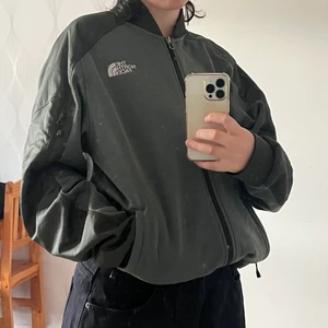 North face tröja  - En fin tröja från northface med dragkedja i bra skick, kan användas som jacka. Tas bort 16/10!