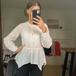 Blus från Rodebjer - Vit blus från Rodebjer. Knappt använd så i jättebra skick!  Nypris ca 1300kr 