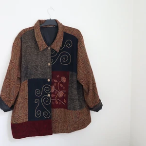 Vintage jacka - Köpt i vintagebutik i Barcelona 2019. Otroligt fina knappar. Till höst/vår. Använd senast kanske 2020, står bara och väntar på att bli använd. Den behöver en ny ägare 💚   Passar S-L beroende på hur man vill att det sitter. Oversize är ju snyggast imo!