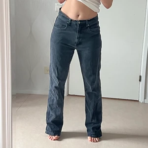 Baggy jeans  - Gråsvarta jeans med mycket stretch, dem har en baggy fit om man har storlek 36/38 i annars, men om man är en strl 42 så sitter dem också super snyggt då dem är väldigt vida i benen och kan även vara väldigt högmidjade.  Tas bort 16/10!