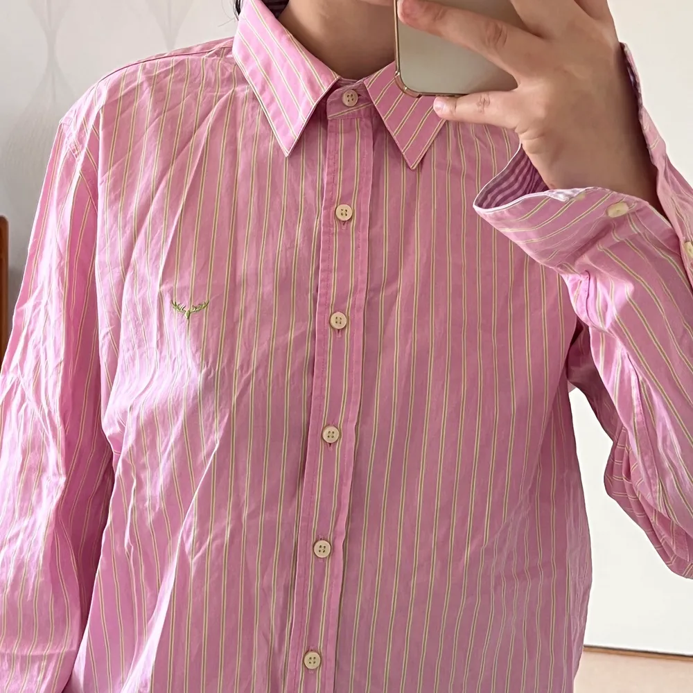 Rosa skjorta i bra skick, kan användas stängd eller över en fin Top till ett par jeans! Tas bort 16/10!. Skjortor.