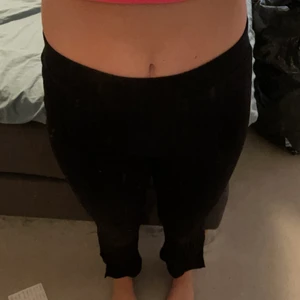 ribbade byxor  - ribbade byxor från Gina med slits storlek S