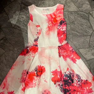 Sommar klänning - Supersöt blommig klänning från Bonprix. Perfekt till skolavslutningen eller när som helst på sommaren, storlek XS. Använd en gång🥰 frakt tillkommer 