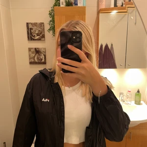 Fila jacka  - Superfin tunn svart Filajacka i storlek S, går att spänna in i midjan. Säljer då den är för liten🥰 frakt tillkommer 