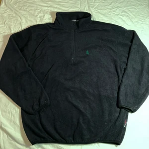 Fleece Nautica Höst svart  - Fleecetröja bra kvalitet, second hand från USA. Svart färg, sitter extremt bra. Märket är Nautica, bra kvalitet och lämplig för hösten